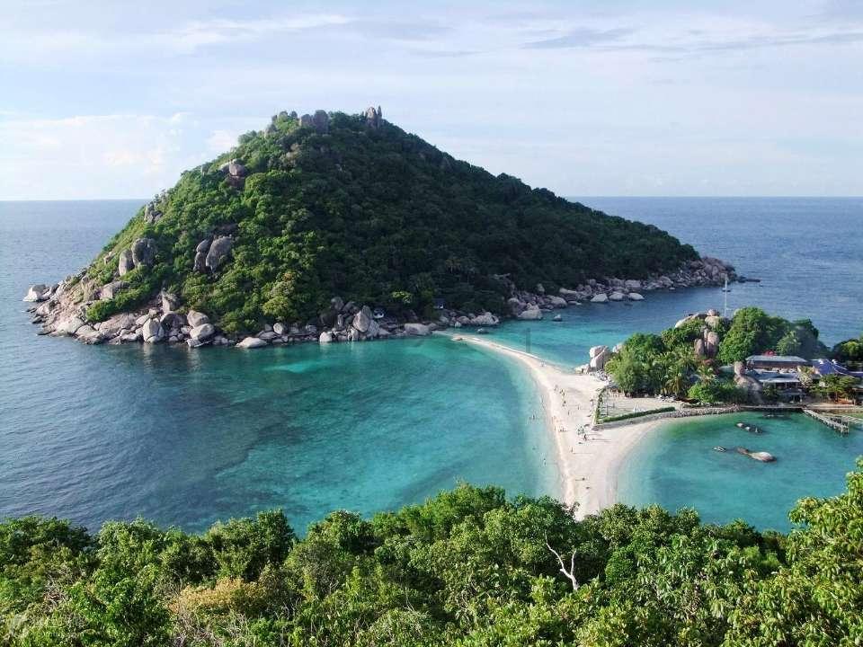 沙滩游玩的女孩们